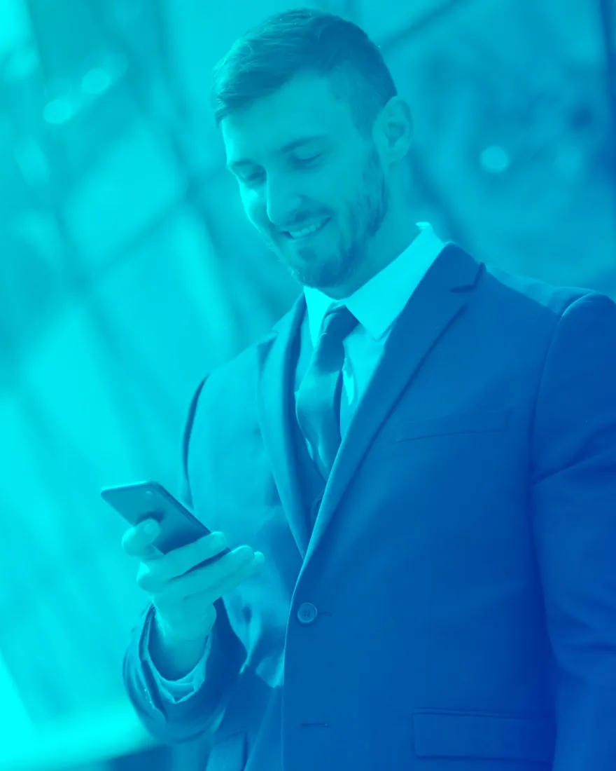 Blauwe duotoon: professional met smartphone voor glasarchitectuur