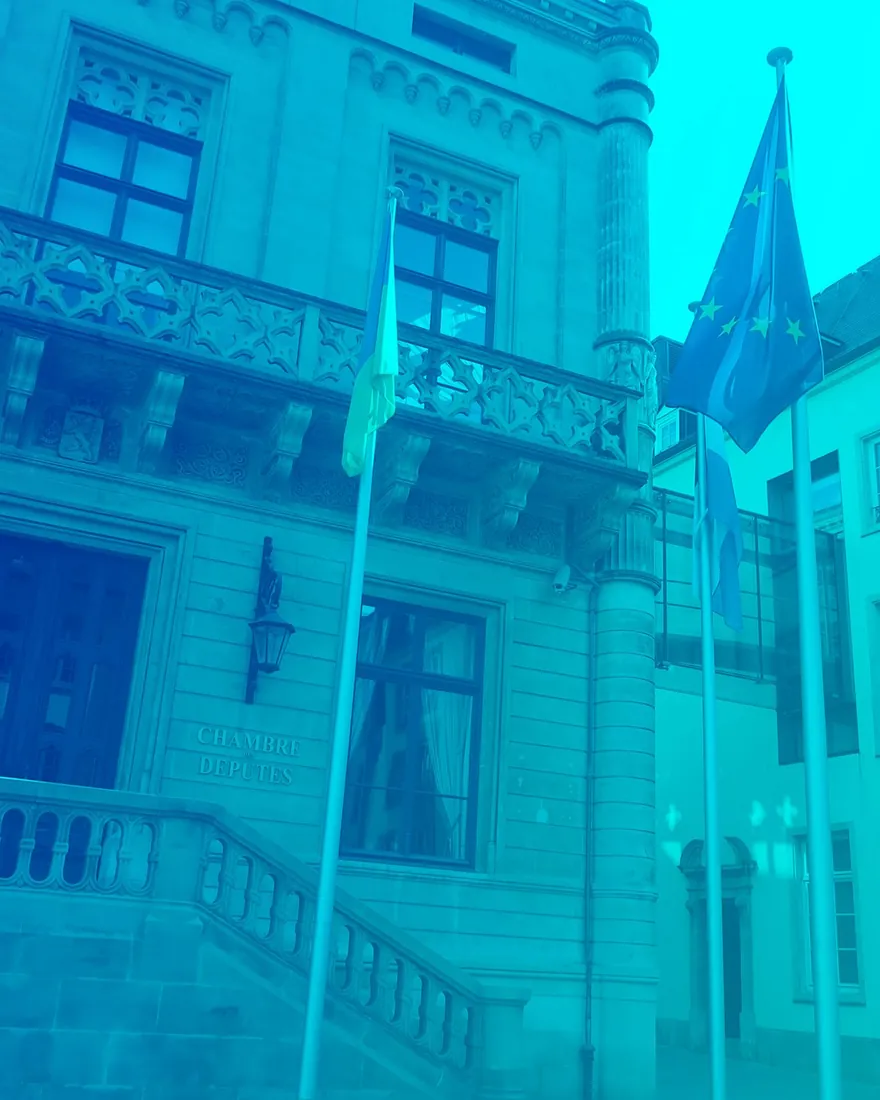 Blaue Duotone: Luxemburger Regierungsviertel mit Flaggen